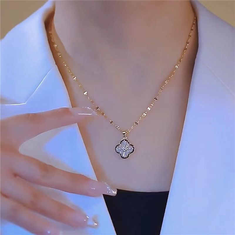 Elegant Bohemian Simple Style Necklace, Fashion Delicate Clavicle Chain, Gold-Tone with Clover Pendant, Chic Luxury Jewelry for Women