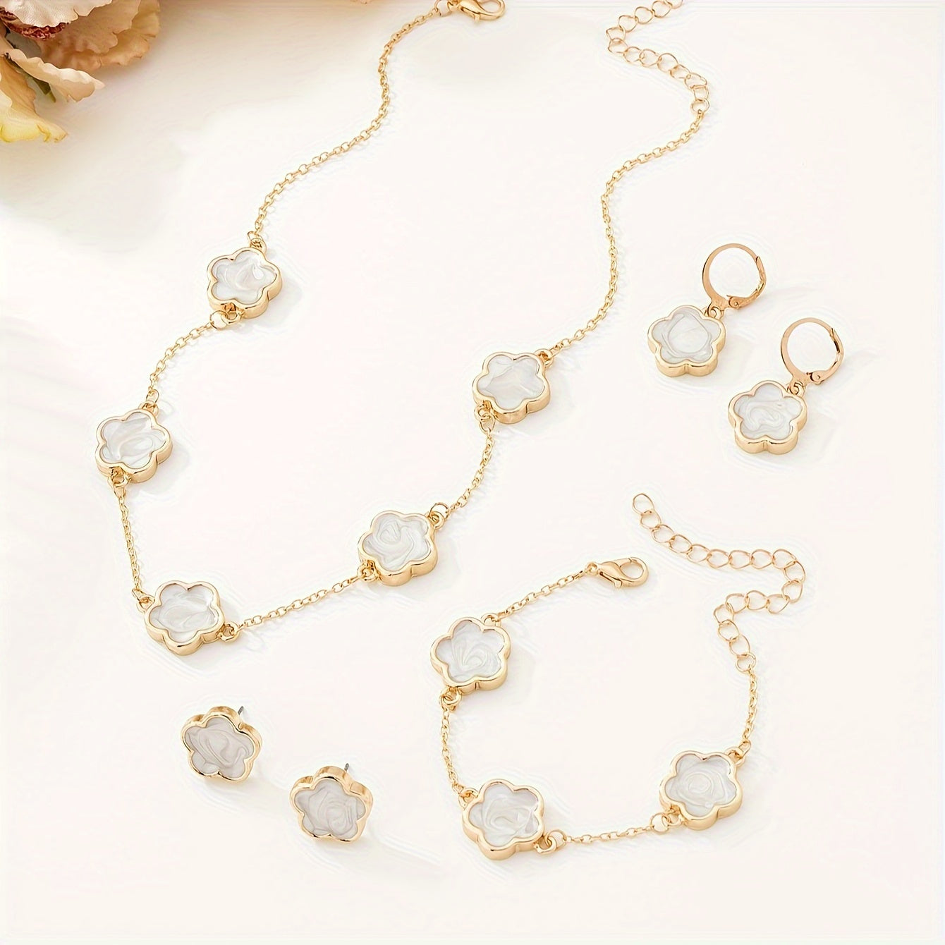 Six-piece lucky clover necklace bracelet earrings earrings set European and American fashion white clover female jewelry set, suitable for daily wild party wedding season to wear gifts.